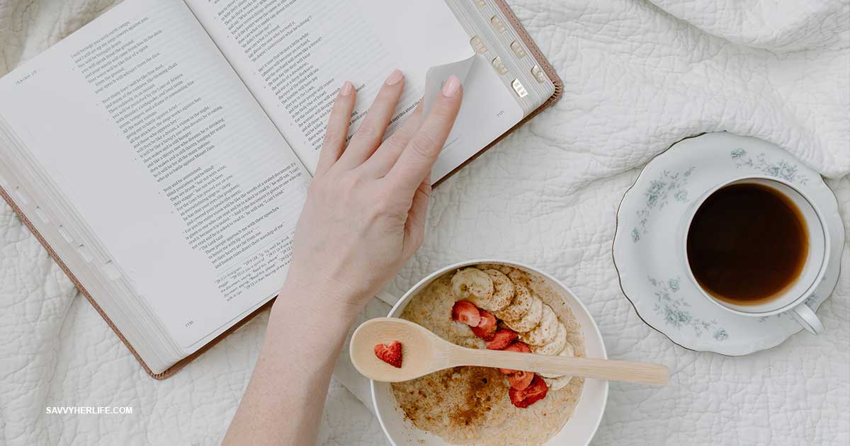 Sunday reset routine on a budget — an open weekly planner, a pen, and stationery laid out on a desk